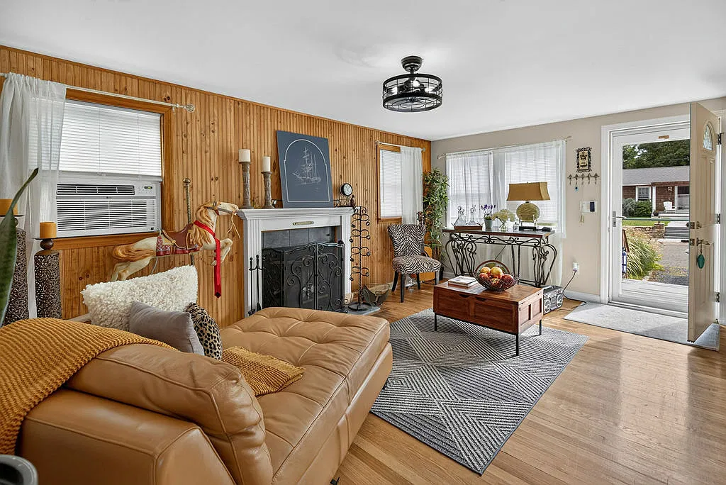 3 bed, 2.0 bath, 1344 sqft, $3,500 — Photo 1