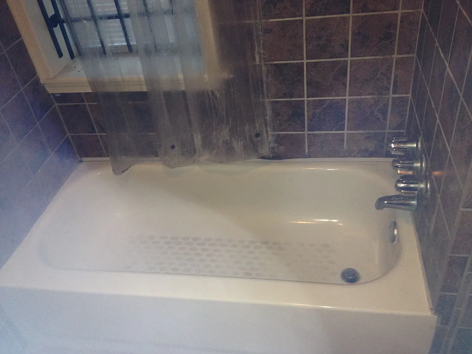 1ST FLR  FULL BATHROOM