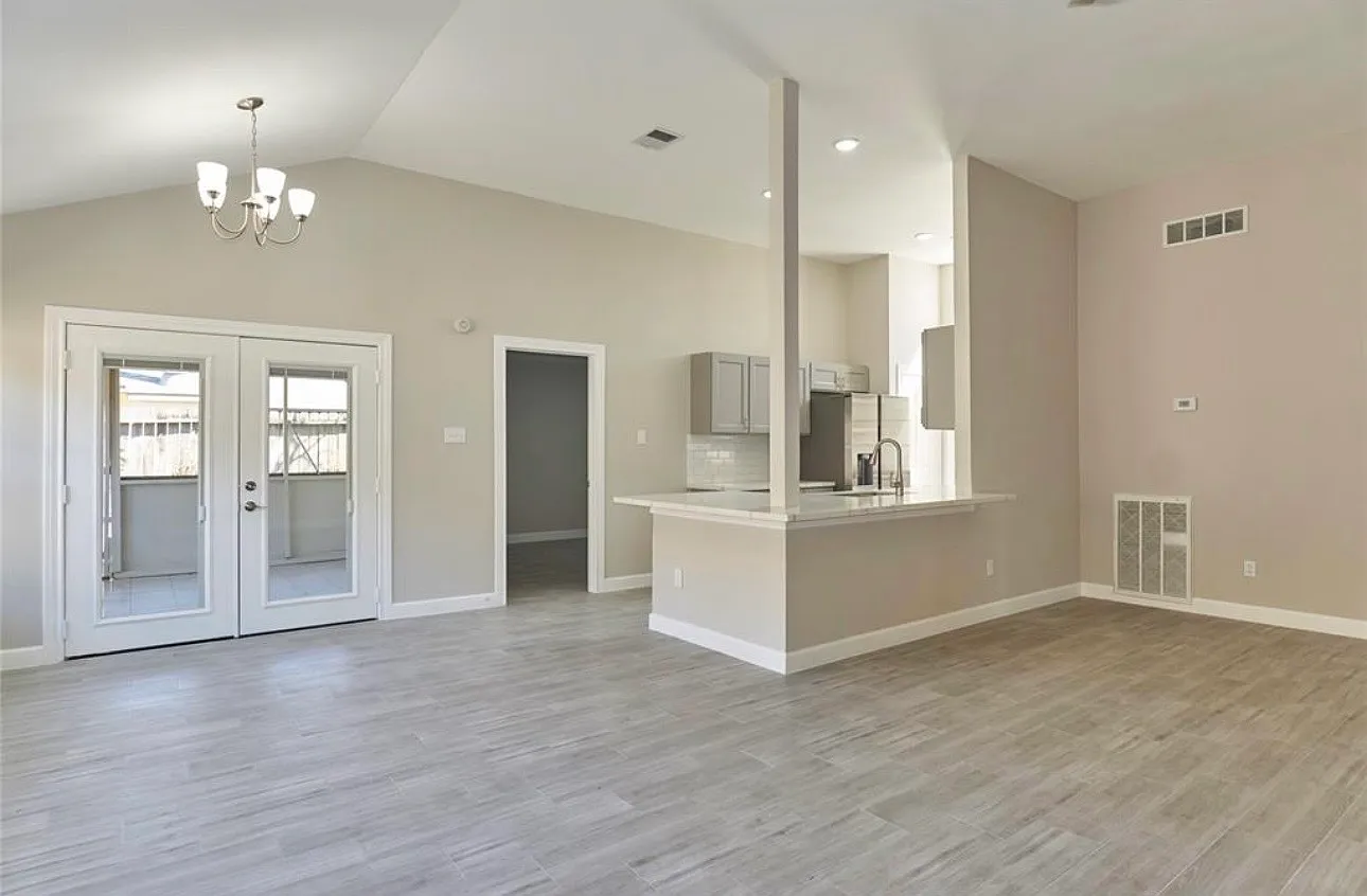3 bed, 1504 sqft, $1,800 — Photo 2