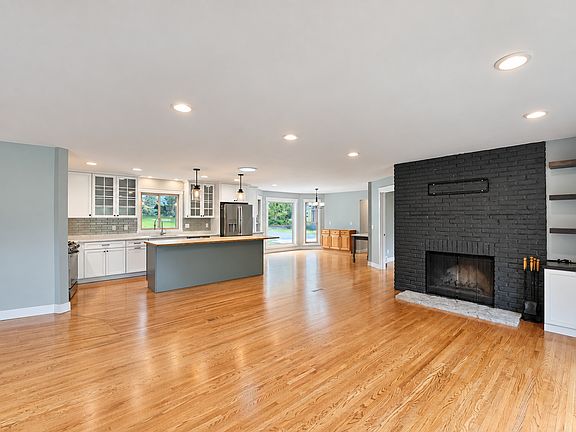 3rd image of 3015 Valleywood Dr SW