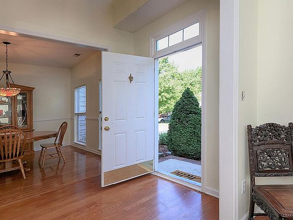 4th image of 129 Castleton Dr