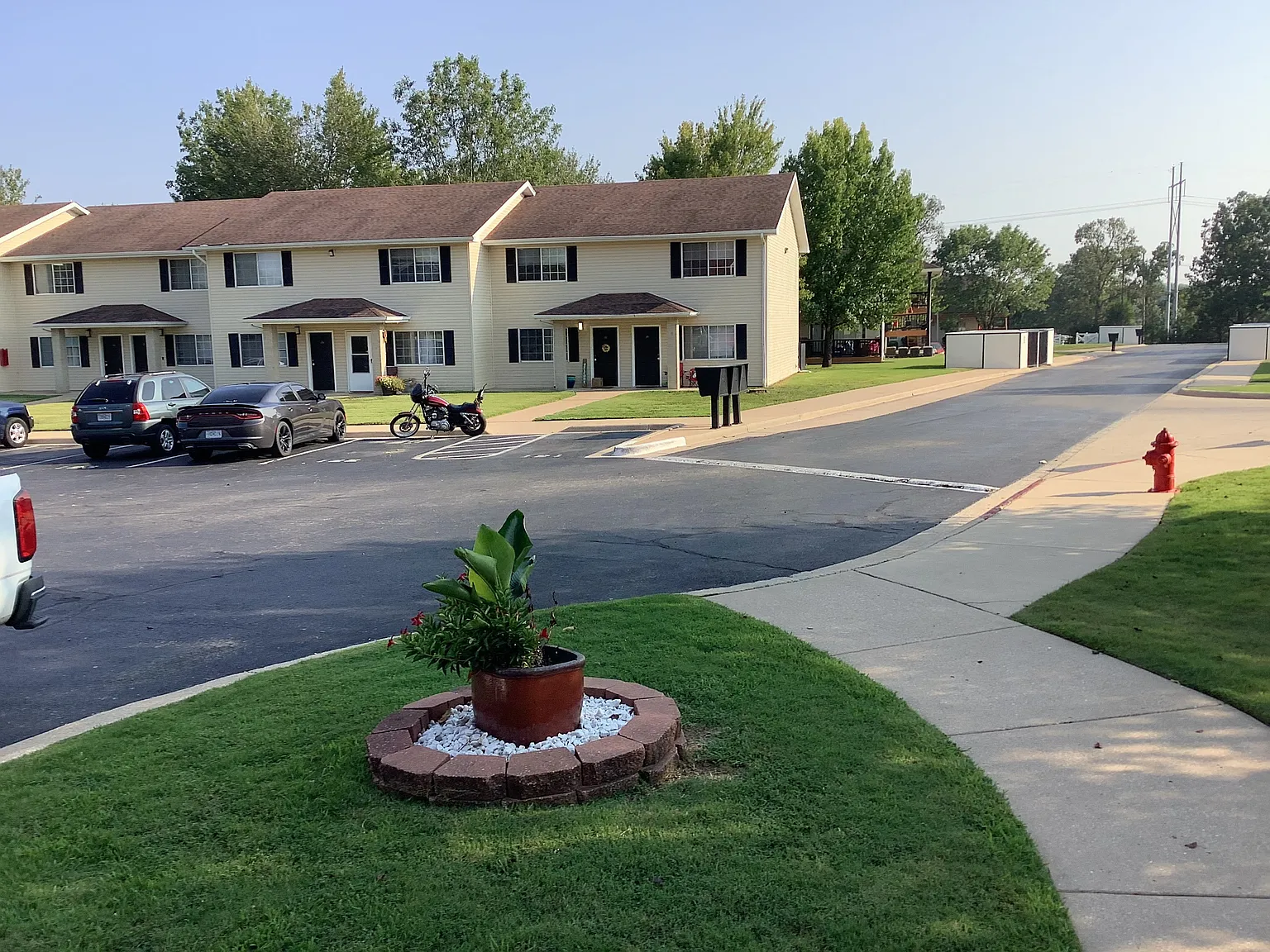 Golden Oaks Apartments — Photo 3