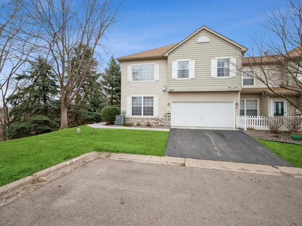 2017 Baneberry Way E, Chanhassen, MN 55317