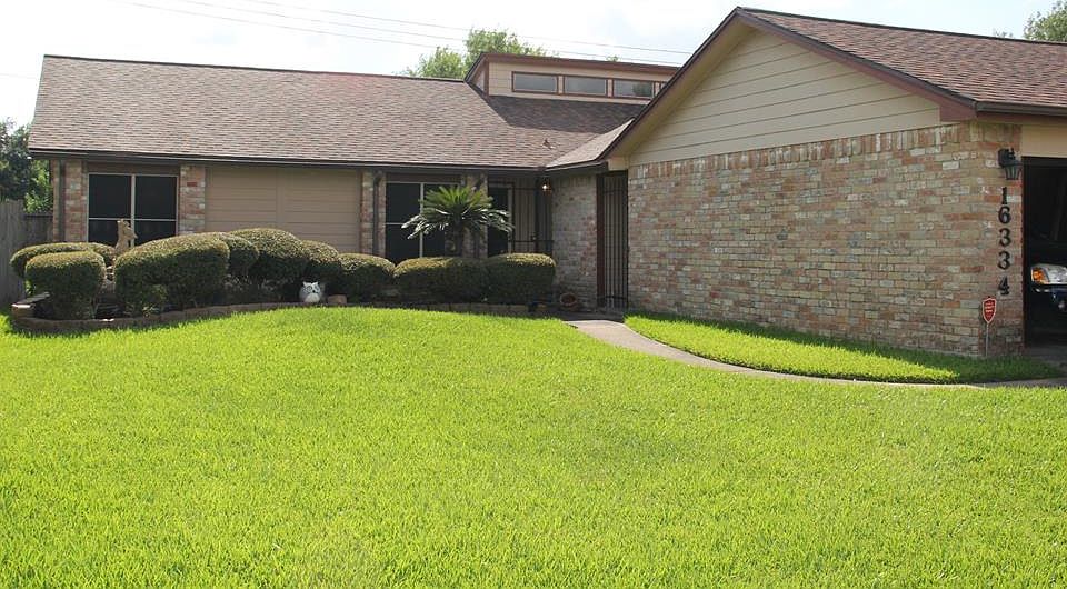 Well maintained front yard. A landscaper's dream