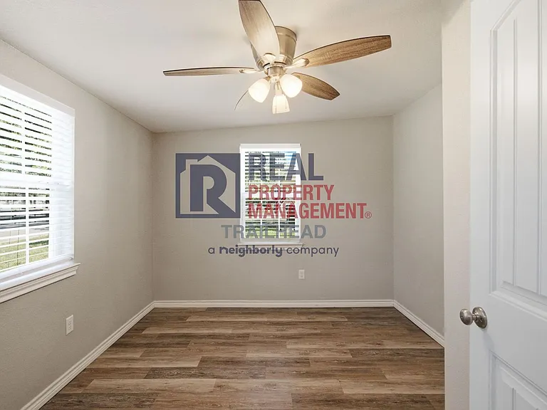 1590 W Long St — Photo 18
