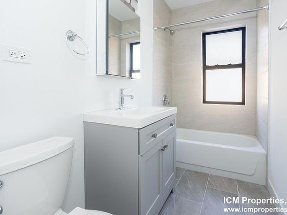 4th image of 2049 N Hoyne Ave #3