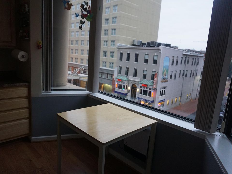 Kitchen - breakfast nook overlooking P street