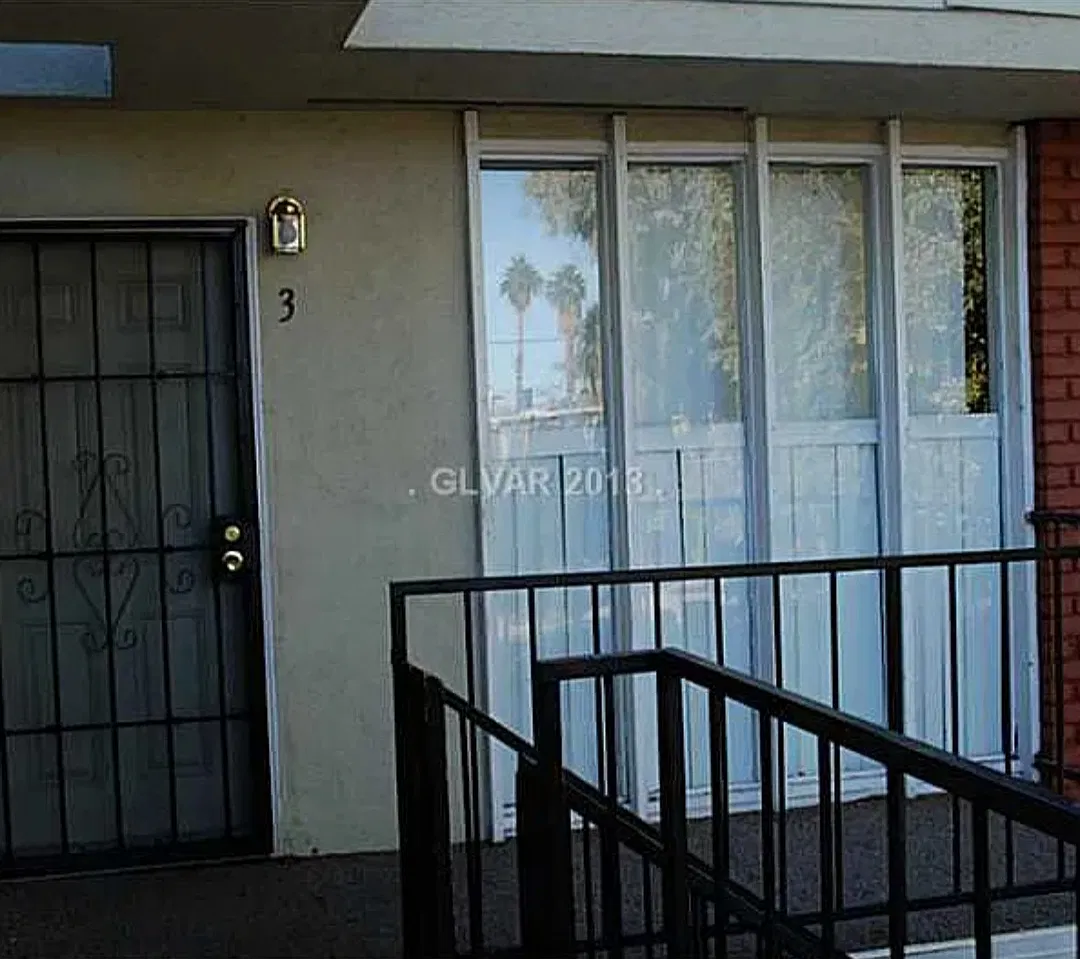 3 bed, 960 sqft, $1,099 — Photo 2