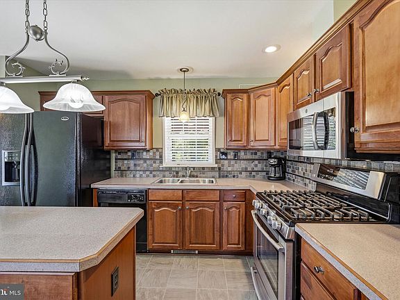 2nd image of 6 Cherry Hill Ct