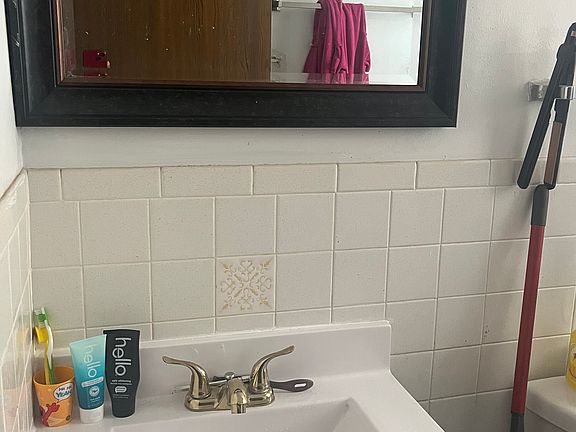 2nd image of 2051 Narcissus Ave APT 1E