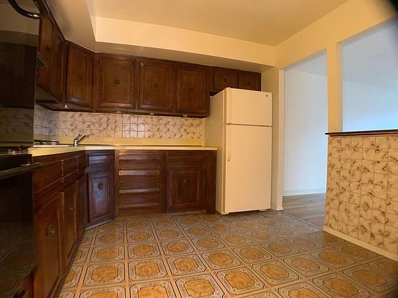 2nd image of 14762 Grand Central Pkwy #1