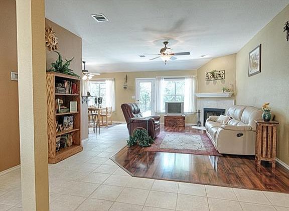 5th image of 907 N Riviera Cir