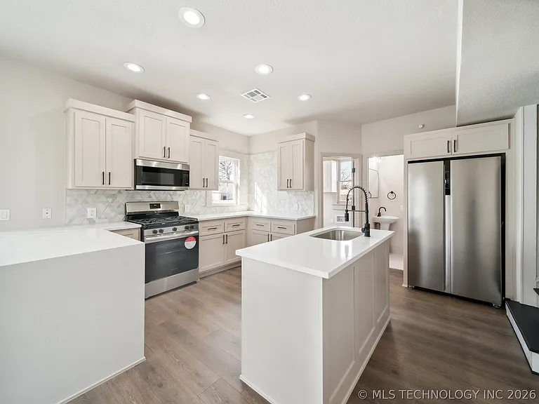 221 W Detroit St — Photo 20