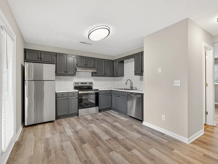 601 E Grundy St #B — Photo 11