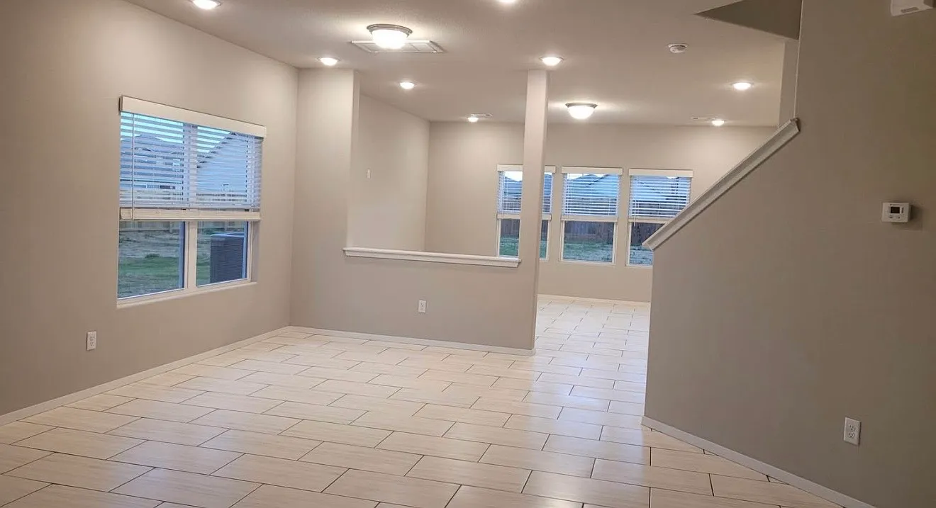 4 bed, 2.5 bath, 2658 sqft, $2,300 — Photo 4