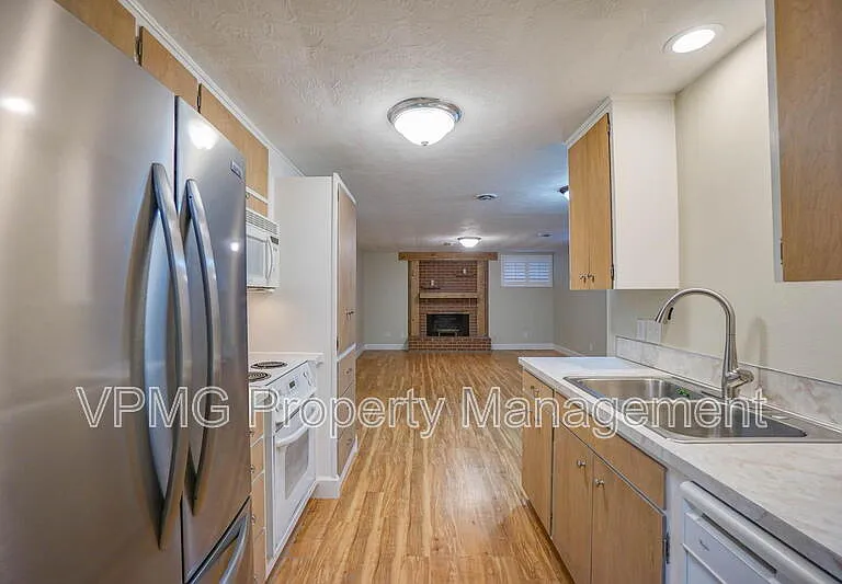 2218 E 18th St #B — Photo 5