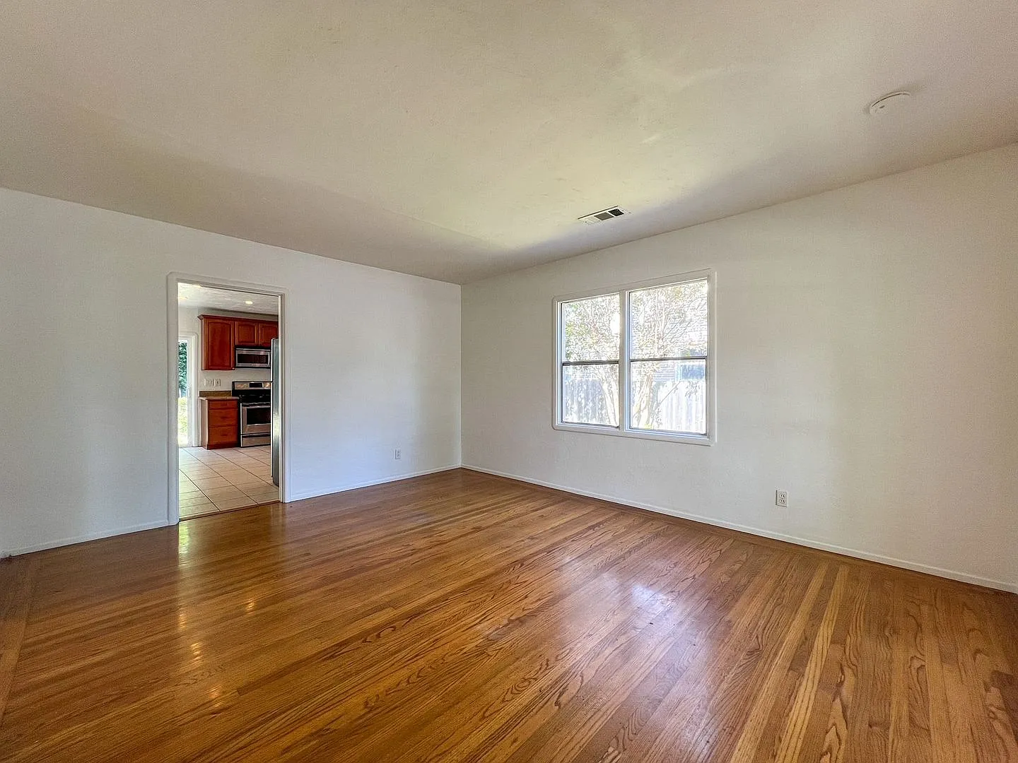 Charming 2-Bedroom Home with Large Fenced Yard in Napa — Photo 4