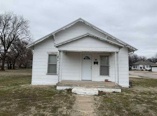 902 W College Ave, Blackwell, OK 74631