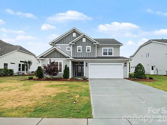 3rd image of 3808 Dahlia Dr