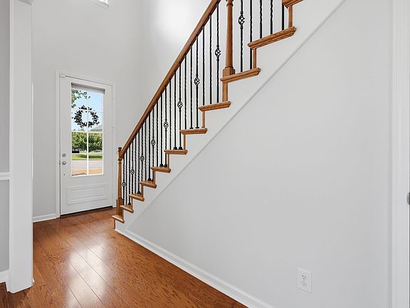 4th image of 105 Porter Ct