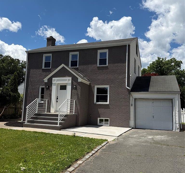 1st image of 910 Roanoke Ave