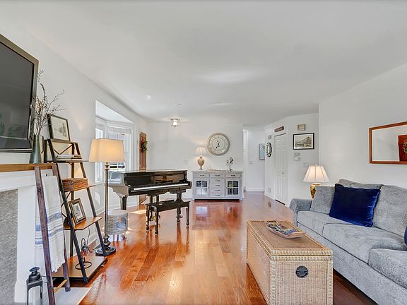 5th image of 3129 N Daniels Ct #3129