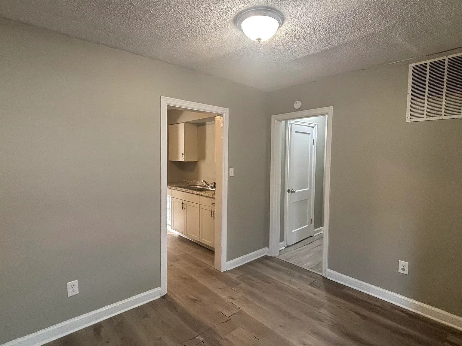 3 bed, 2.0 bath, 1276 sqft, $1,350 — Photo 4