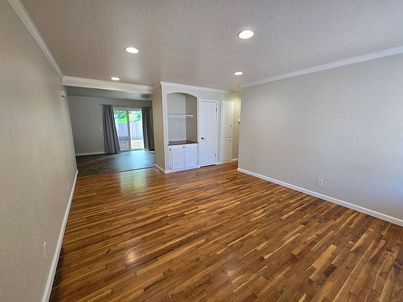 2nd image of 809 Forest Glade Cir