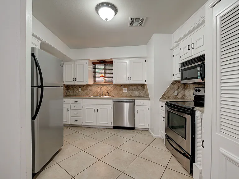 4618 N Harvey Pkwy — Photo 8