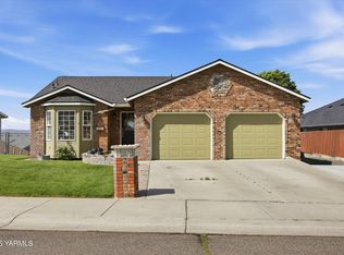 4960 Pear Butte Dr, Yakima, WA 98901