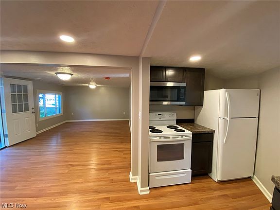 3rd image of 3332 Hiwood Ave