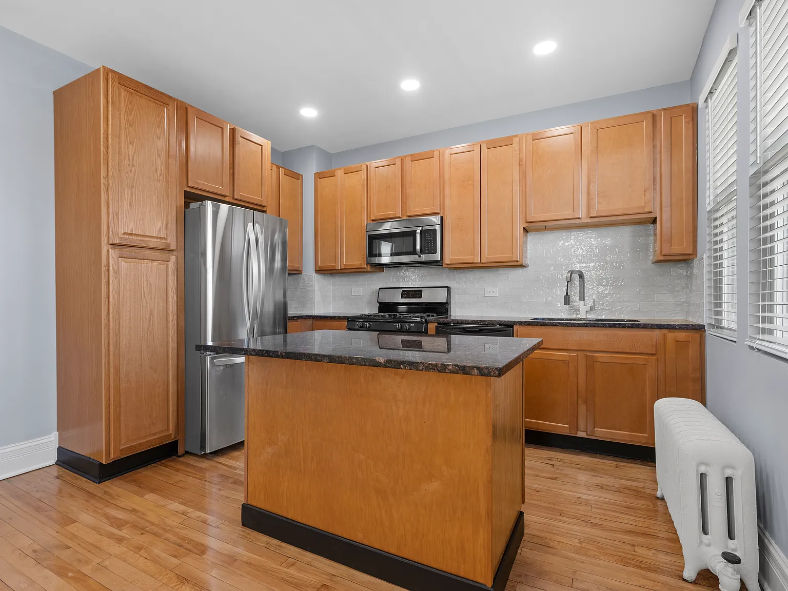 2 bed, 950 sqft, $1,900 — Photo 3
