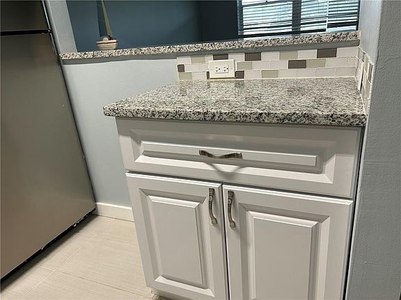 3rd image of 215 Farnham I #215