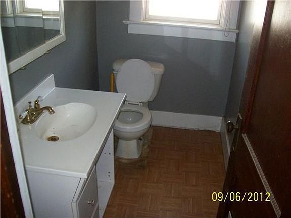 5th image of 928 N Main St