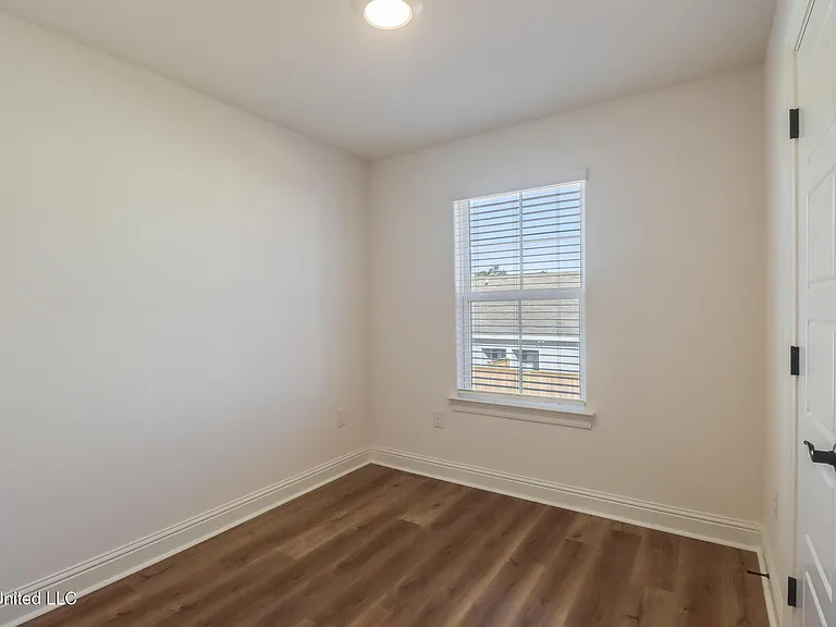 986 Waterford Ln — Photo 10