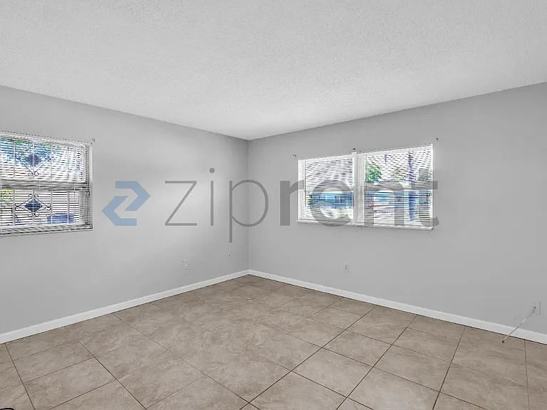 202 Essex Dr — Photo 8