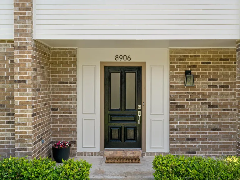8906 Shady Hls — Photo 3