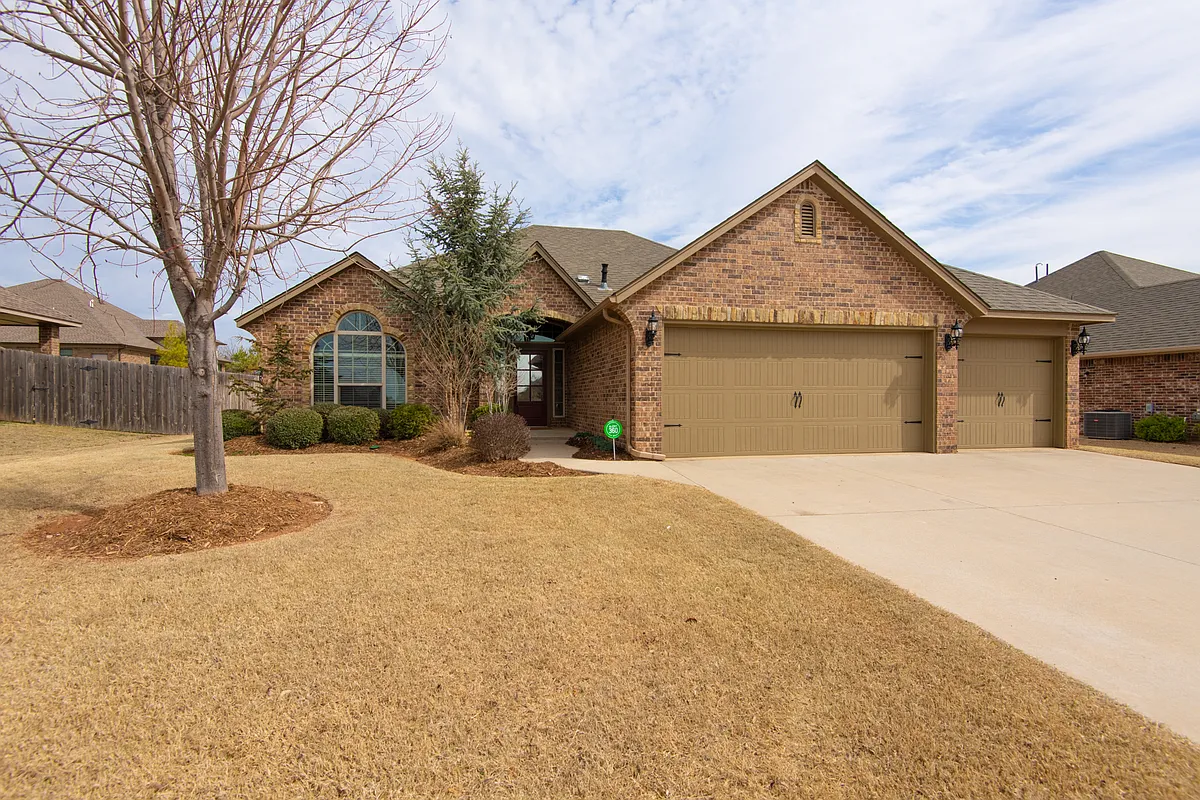 Building Photo - 2124 Newbrook Dr