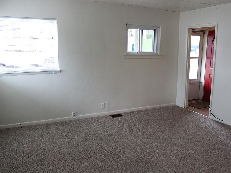 14' 3" x 15' Livingroom facing entry