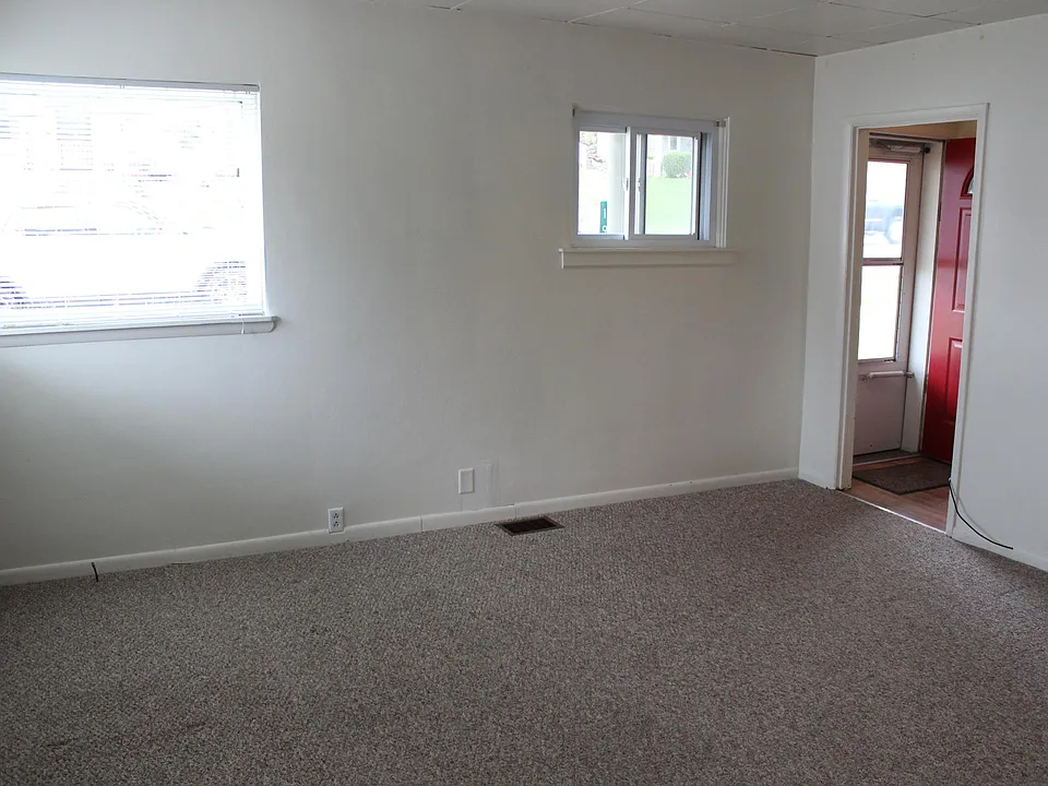 14' 3" x 15' Livingroom facing entry