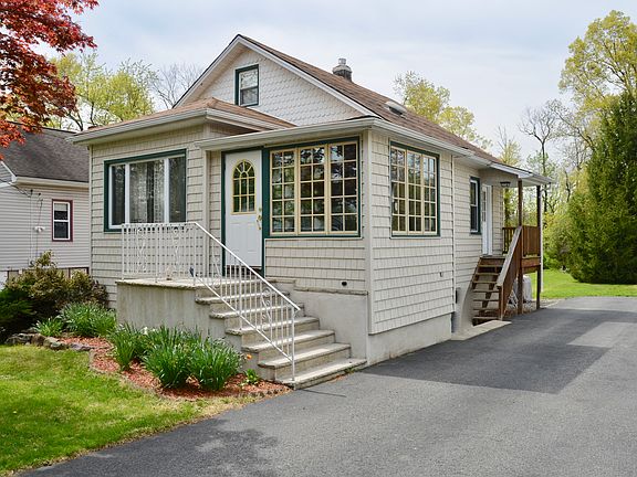 2nd image of 8 Waxberg Ln