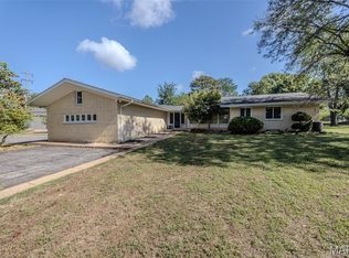 376 Sunset Dr, Lebanon, MO 65536