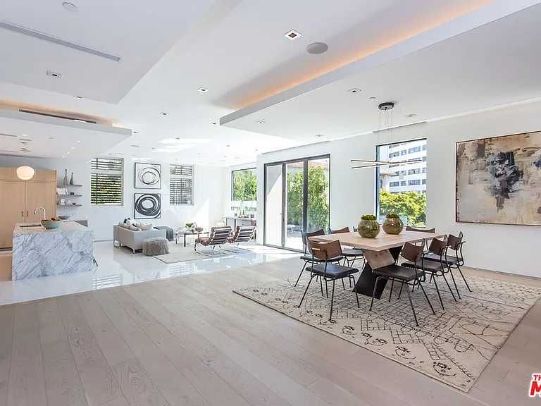 1413 Queens Rd — Photo 4