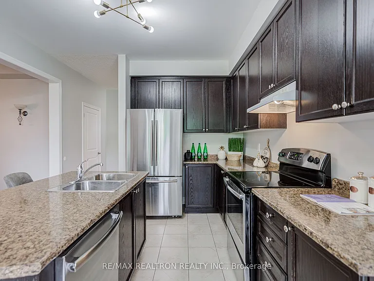 48 Robert Wilson Cres — Photo 10
