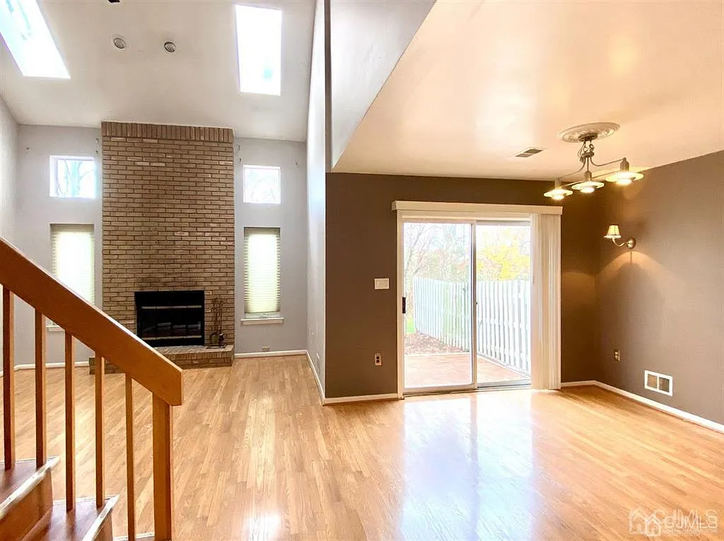 3 bed, 2.5 bath, 1556 sqft, $2,950 — Photo 2