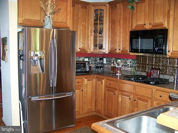 3rd image of 33 Carriage Hill Dr