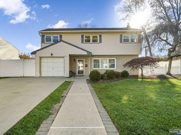 121 White Beeches Dr, Dumont, NJ 07628