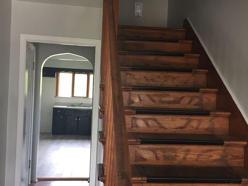 Stairway to bedrooms