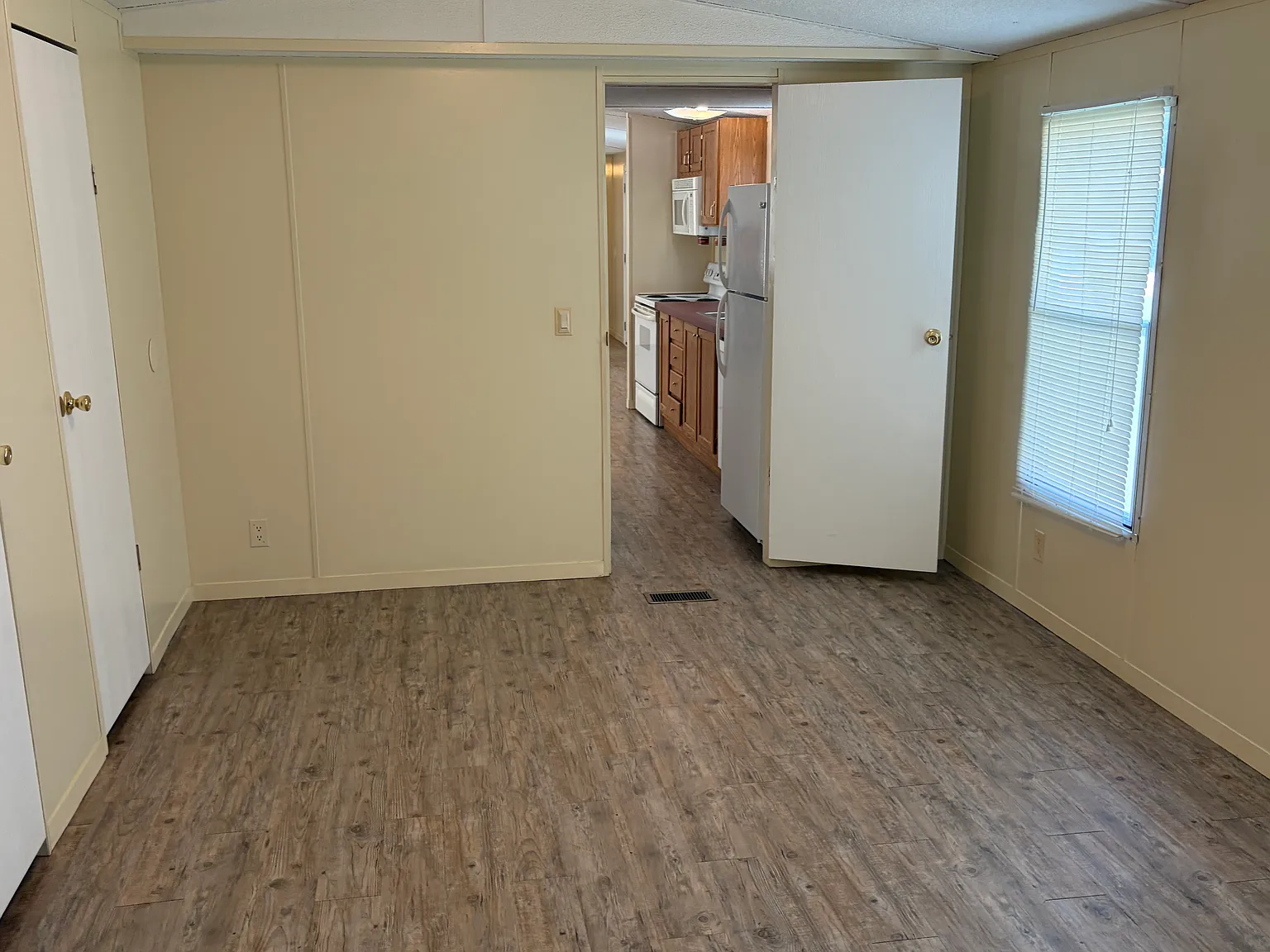 3 bed, 980 sqft, $950 — Photo 2