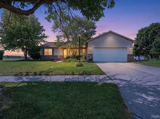 21700 Brookside South Dr, Macomb, MI 48044